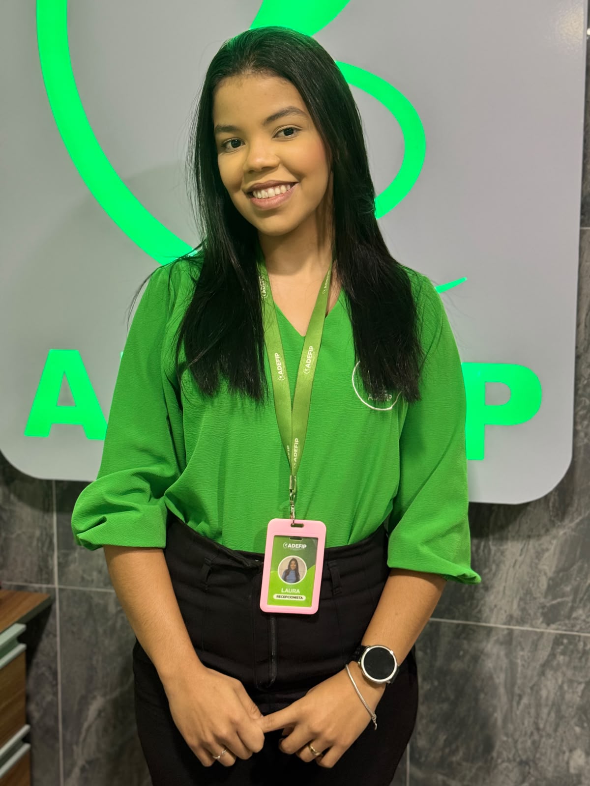 Laura — Recepcionista
